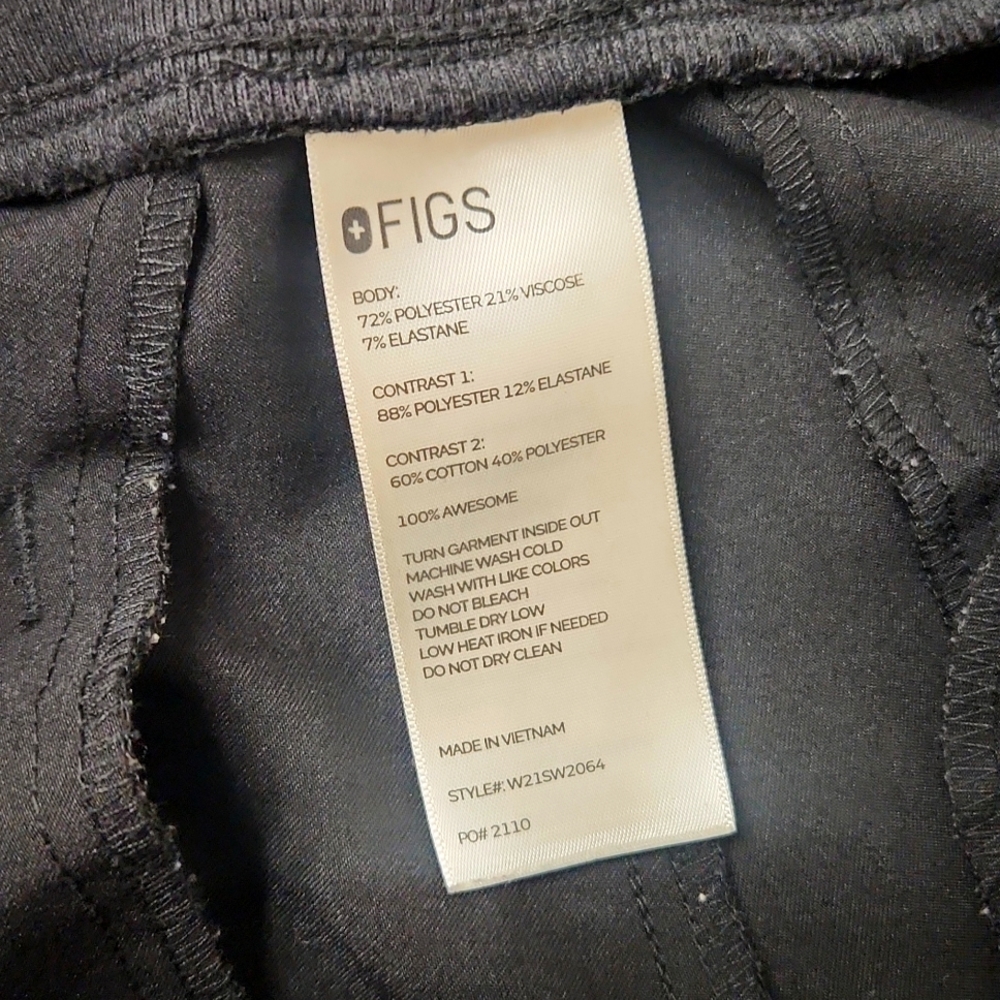FIGS Joggers with tons of pockets!